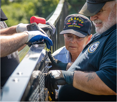 The Wall That Heals Athens Volunteers Setting Up The Wall